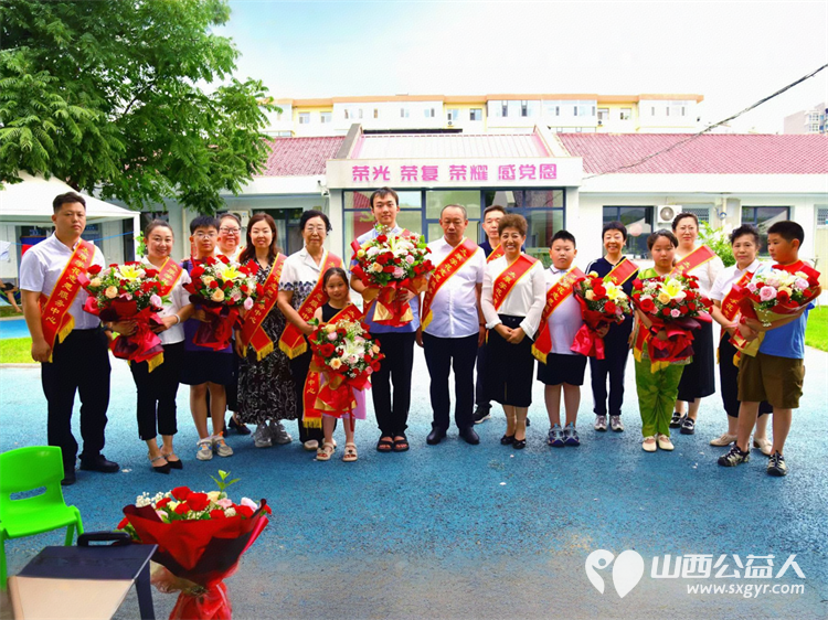 八一建军节中共太原学花志愿服务中心党支部组织支部委员和优秀志愿者赴山西省荣军医院慰问老军人活动 - 第2张 - 山西公益人 八一建军节中共太原学花志愿服务中心党支部组织支部委员和优秀志愿者赴山西省荣军医院慰问老军人活动 - 第2张