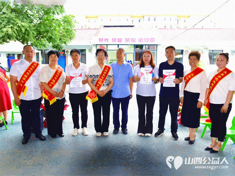 八一建军节中共太原学花志愿服务中心党支部组织支部委员和优秀志愿者赴山西省荣军医院慰问老军人活动 - 第4张 - 山西公益人 八一建军节中共太原学花志愿服务中心党支部组织支部委员和优秀志愿者赴山西省荣军医院慰问老军人活动 - 第4张