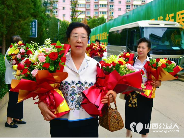 八一建军节中共太原学花志愿服务中心党支部组织支部委员和优秀志愿者赴山西省荣军医院慰问老军人活动 - 第7张 - 山西公益人 八一建军节中共太原学花志愿服务中心党支部组织支部委员和优秀志愿者赴山西省荣军医院慰问老军人活动 - 第7张