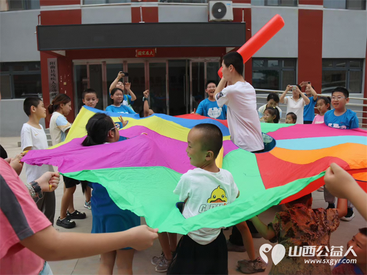 太原市蚂蚁力量儿童义工团带着礼物走进灵星社区康复中心陪着星娃们一起做手工做游戏 - 第2张 - 山西公益人 太原市蚂蚁力量儿童义工团带着礼物走进灵星社区康复中心陪着星娃们一起做手工做游戏 - 第2张