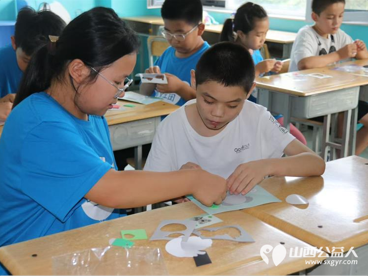 太原市蚂蚁力量儿童义工团带着礼物走进灵星社区康复中心陪着星娃们一起做手工做游戏 - 第5张 - 山西公益人 太原市蚂蚁力量儿童义工团带着礼物走进灵星社区康复中心陪着星娃们一起做手工做游戏 - 第5张