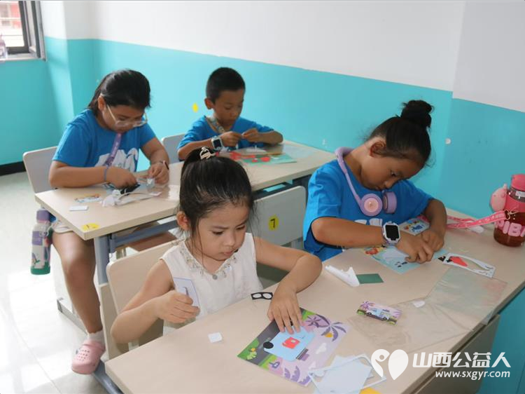 太原市蚂蚁力量儿童义工团带着礼物走进灵星社区康复中心陪着星娃们一起做手工做游戏 - 第6张 - 山西公益人 太原市蚂蚁力量儿童义工团带着礼物走进灵星社区康复中心陪着星娃们一起做手工做游戏 - 第6张