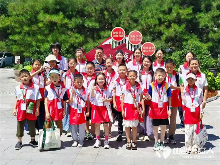 山西省红十字小小宣讲员走进太原市文瀛公园宣讲、宣讲急救知识、法律常识、文博知识受到游客的好评 - 第1张 - 山西公益人 山西省红十字小小宣讲员走进太原市文瀛公园宣讲、宣讲急救知识、法律常识、文博知识受到游客的好评 - 第1张