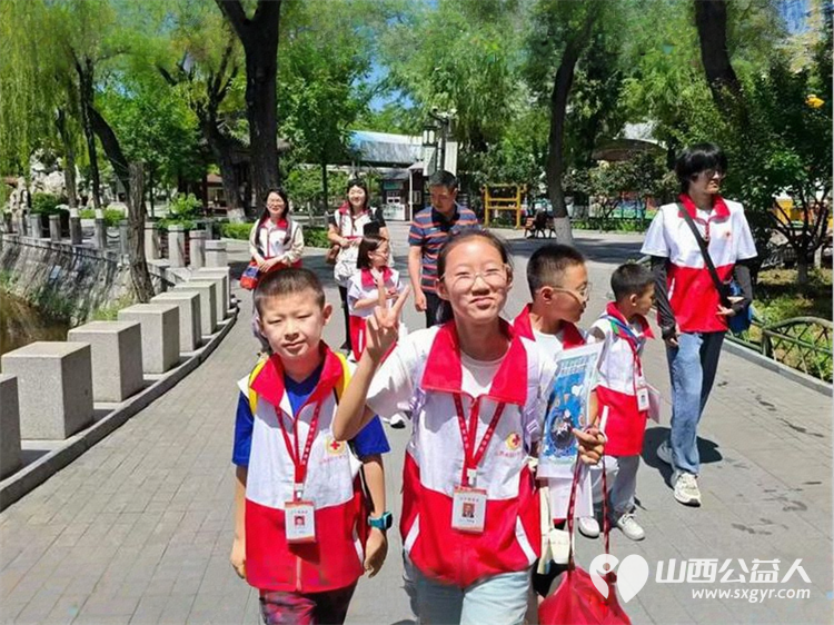 山西省红十字小小宣讲员走进太原市文瀛公园宣讲、宣讲急救知识、法律常识、文博知识受到游客的好评 - 第3张 - 山西公益人 山西省红十字小小宣讲员走进太原市文瀛公园宣讲、宣讲急救知识、法律常识、文博知识受到游客的好评 - 第3张