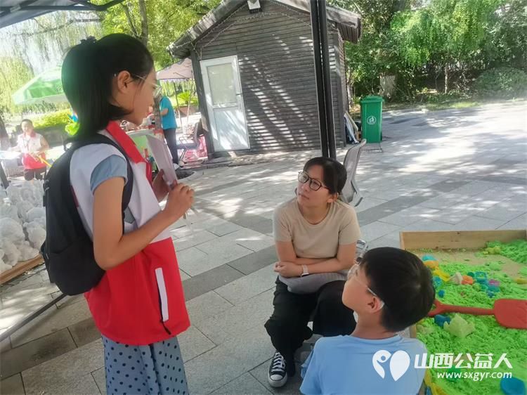 山西省红十字小小宣讲员走进太原市文瀛公园宣讲、宣讲急救知识、法律常识、文博知识受到游客的好评 - 第16张 - 山西公益人 山西省红十字小小宣讲员走进太原市文瀛公园宣讲、宣讲急救知识、法律常识、文博知识受到游客的好评 - 第16张