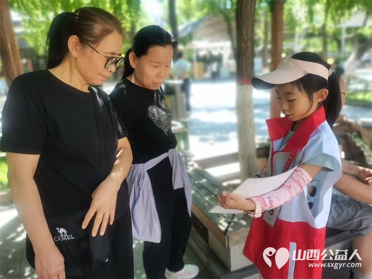 山西省红十字小小宣讲员走进太原市文瀛公园宣讲、宣讲急救知识、法律常识、文博知识受到游客的好评 - 第4张 - 山西公益人 山西省红十字小小宣讲员走进太原市文瀛公园宣讲、宣讲急救知识、法律常识、文博知识受到游客的好评 - 第4张