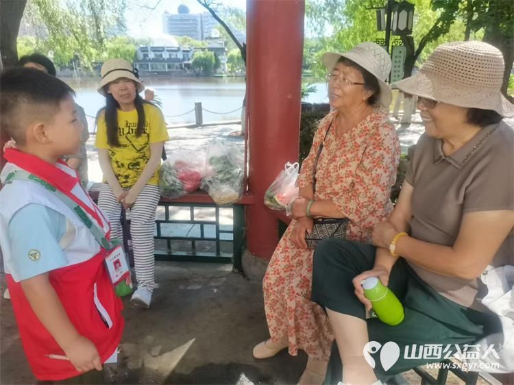 山西省红十字小小宣讲员走进太原市文瀛公园宣讲、宣讲急救知识、法律常识、文博知识受到游客的好评 - 第5张 - 山西公益人 山西省红十字小小宣讲员走进太原市文瀛公园宣讲、宣讲急救知识、法律常识、文博知识受到游客的好评 - 第5张