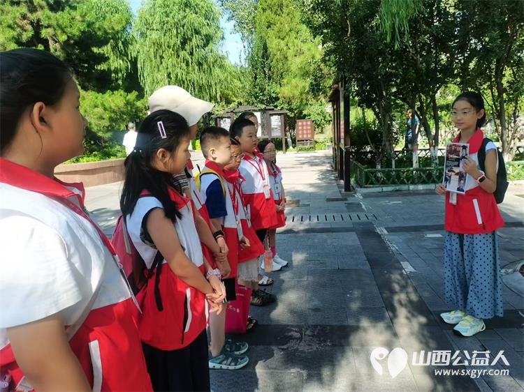 山西省红十字小小宣讲员走进太原市文瀛公园宣讲、宣讲急救知识、法律常识、文博知识受到游客的好评 - 第2张 - 山西公益人 山西省红十字小小宣讲员走进太原市文瀛公园宣讲、宣讲急救知识、法律常识、文博知识受到游客的好评 - 第2张