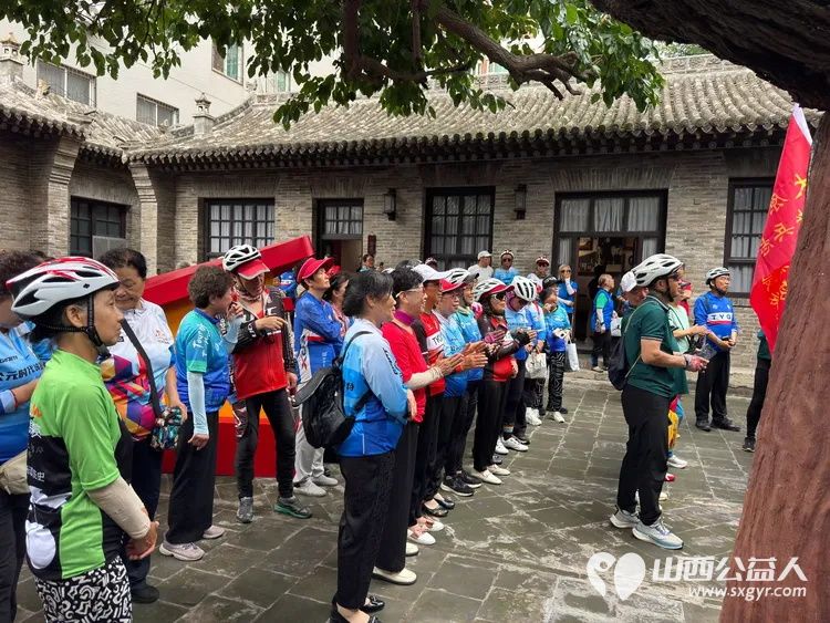 赓续红色血脉 致敬峥嵘岁月——太原骑协建军节前夕参观八路军驻晋办事处旧址暨为老兵志愿者服务队授旗 - 第6张 - 山西公益人 赓续红色血脉 致敬峥嵘岁月——太原骑协建军节前夕参观八路军驻晋办事处旧址暨为老兵志愿者服务队授旗 - 第6张