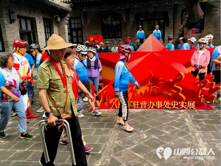 赓续红色血脉 致敬峥嵘岁月——太原骑协建军节前夕参观八路军驻晋办事处旧址暨为老兵志愿者服务队授旗 - 第8张 - 山西公益人 赓续红色血脉 致敬峥嵘岁月——太原骑协建军节前夕参观八路军驻晋办事处旧址暨为老兵志愿者服务队授旗 - 第8张
