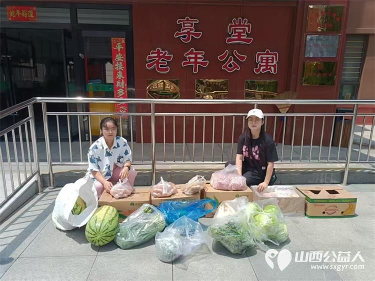 太原市志愿者小分队组织志愿者来到享堂新村老年公寓开展迎八一慰问老党员老红军活动给老人们包饺子赠送爱心礼物表演节目 - 第5张