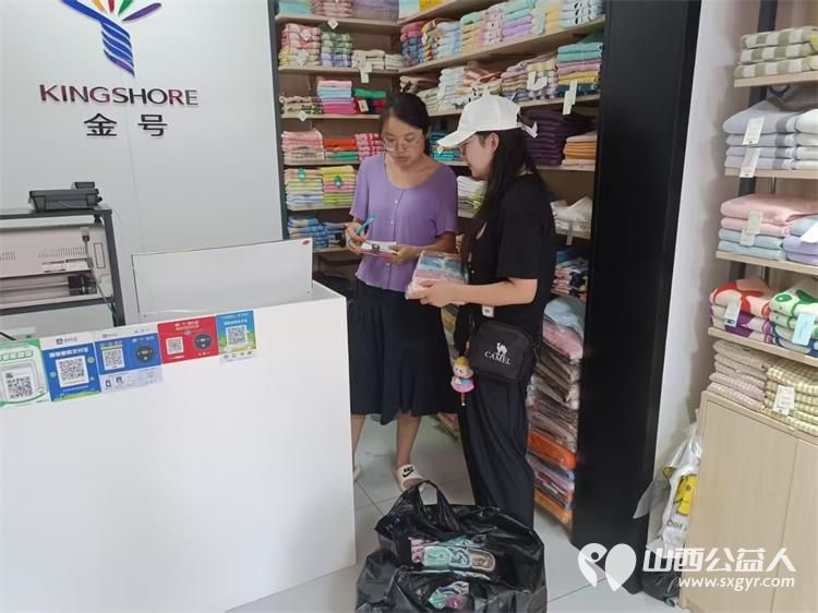 太原市志愿者小分队组织志愿者来到享堂新村老年公寓开展迎八一慰问老党员老红军活动给老人们包饺子赠送爱心礼物表演节目 - 第7张