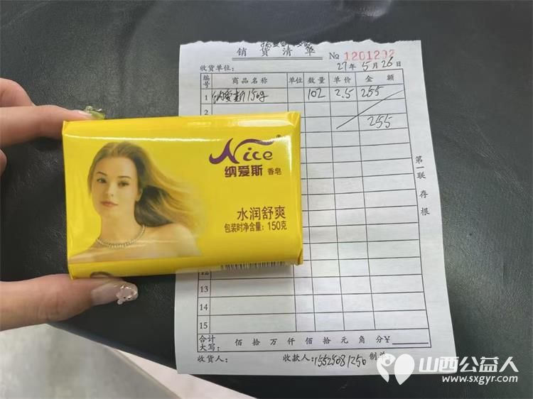 太原市志愿者小分队组织志愿者来到享堂新村老年公寓开展迎八一慰问老党员老红军活动给老人们包饺子赠送爱心礼物表演节目 - 第10张