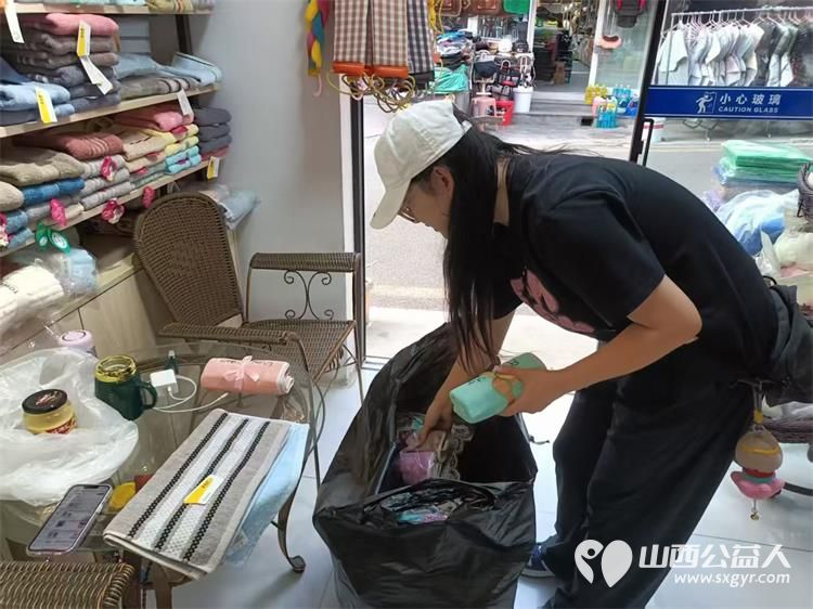 太原市志愿者小分队组织志愿者来到享堂新村老年公寓开展迎八一慰问老党员老红军活动给老人们包饺子赠送爱心礼物表演节目 - 第9张