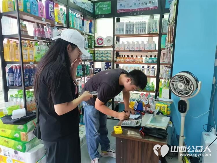 太原市志愿者小分队组织志愿者来到享堂新村老年公寓开展迎八一慰问老党员老红军活动给老人们包饺子赠送爱心礼物表演节目 - 第8张