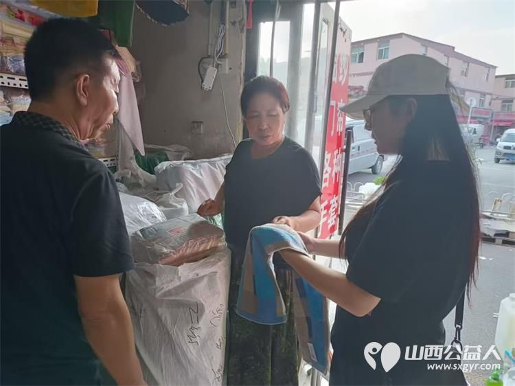 太原市志愿者小分队组织志愿者来到享堂新村老年公寓开展迎八一慰问老党员老红军活动给老人们包饺子赠送爱心礼物表演节目 - 第6张