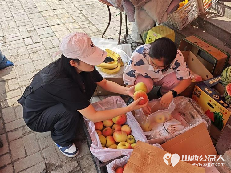 太原市志愿者小分队组织志愿者来到享堂新村老年公寓开展迎八一慰问老党员老红军活动给老人们包饺子赠送爱心礼物表演节目 - 第4张