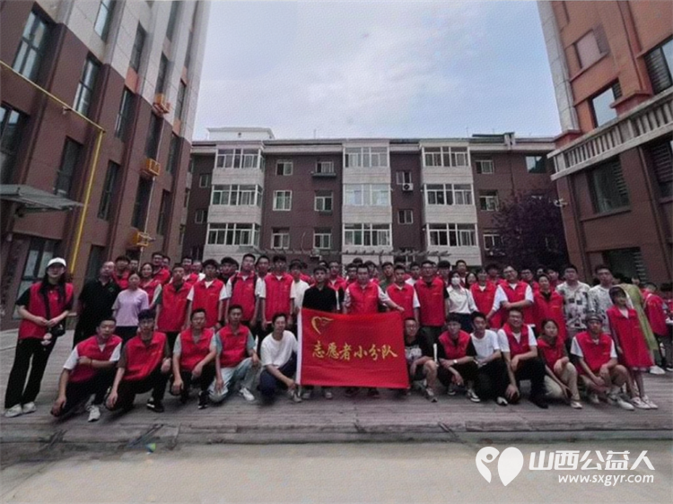 太原市志愿者小分队组织志愿者来到享堂新村老年公寓开展迎八一慰问老党员老红军活动给老人们包饺子赠送爱心礼物表演节目 - 第1张