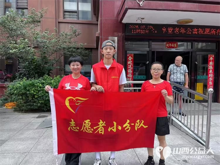 太原市志愿者小分队组织志愿者来到享堂新村老年公寓开展迎八一慰问老党员老红军活动给老人们包饺子赠送爱心礼物表演节目 - 第2张