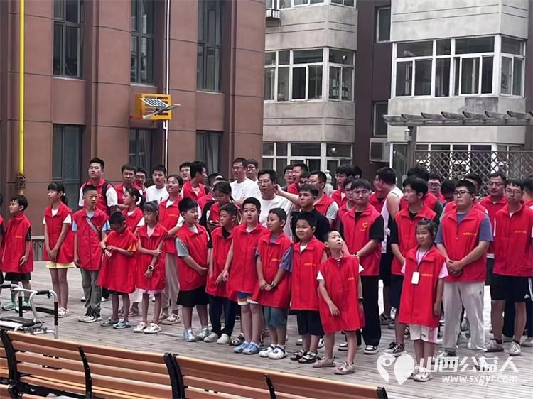 太原市志愿者小分队组织志愿者来到享堂新村老年公寓开展迎八一慰问老党员老红军活动给老人们包饺子赠送爱心礼物表演节目 - 第52张