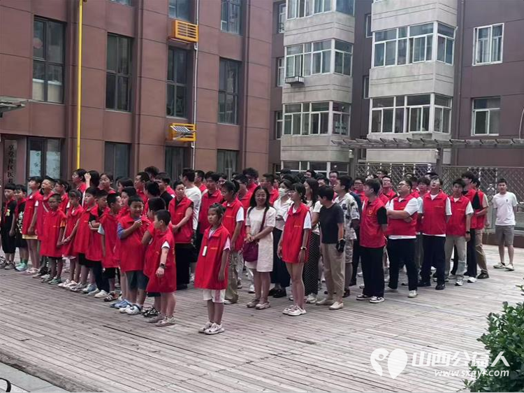 太原市志愿者小分队组织志愿者来到享堂新村老年公寓开展迎八一慰问老党员老红军活动给老人们包饺子赠送爱心礼物表演节目 - 第12张