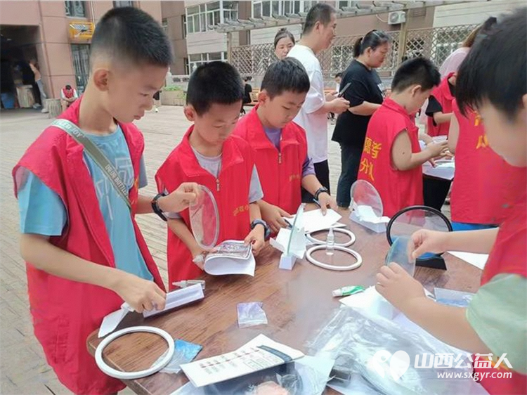 太原市志愿者小分队组织志愿者来到享堂新村老年公寓开展迎八一慰问老党员老红军活动给老人们包饺子赠送爱心礼物表演节目 - 第48张