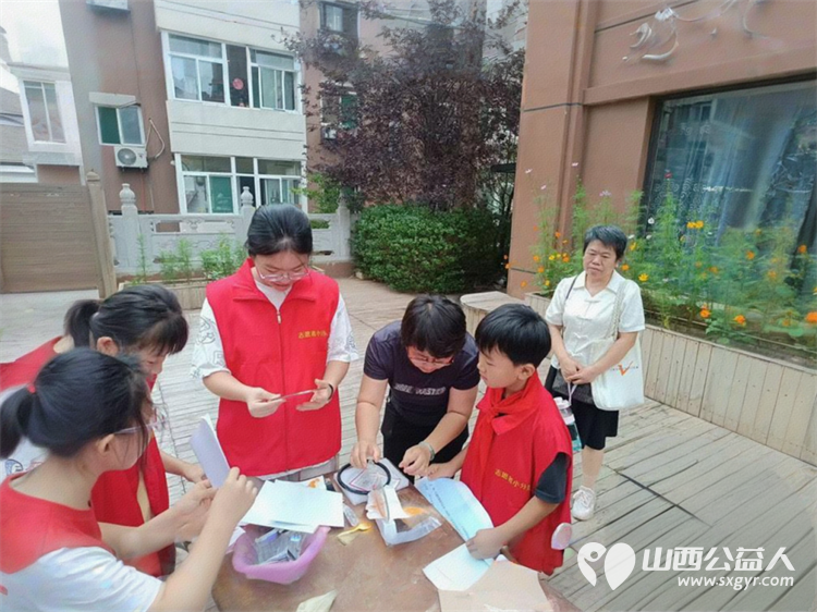 太原市志愿者小分队组织志愿者来到享堂新村老年公寓开展迎八一慰问老党员老红军活动给老人们包饺子赠送爱心礼物表演节目 - 第50张