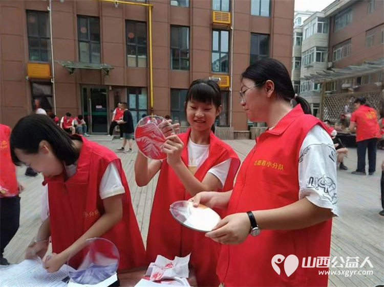 太原市志愿者小分队组织志愿者来到享堂新村老年公寓开展迎八一慰问老党员老红军活动给老人们包饺子赠送爱心礼物表演节目 - 第51张