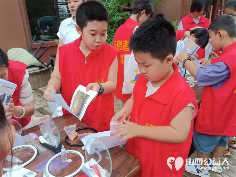 太原市志愿者小分队组织志愿者来到享堂新村老年公寓开展迎八一慰问老党员老红军活动给老人们包饺子赠送爱心礼物表演节目 - 第49张