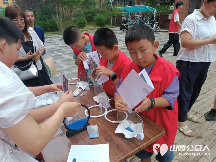 太原市志愿者小分队组织志愿者来到享堂新村老年公寓开展迎八一慰问老党员老红军活动给老人们包饺子赠送爱心礼物表演节目 - 第47张