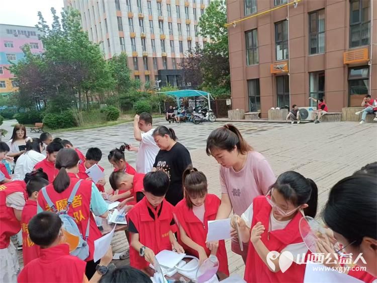 太原市志愿者小分队组织志愿者来到享堂新村老年公寓开展迎八一慰问老党员老红军活动给老人们包饺子赠送爱心礼物表演节目 - 第46张