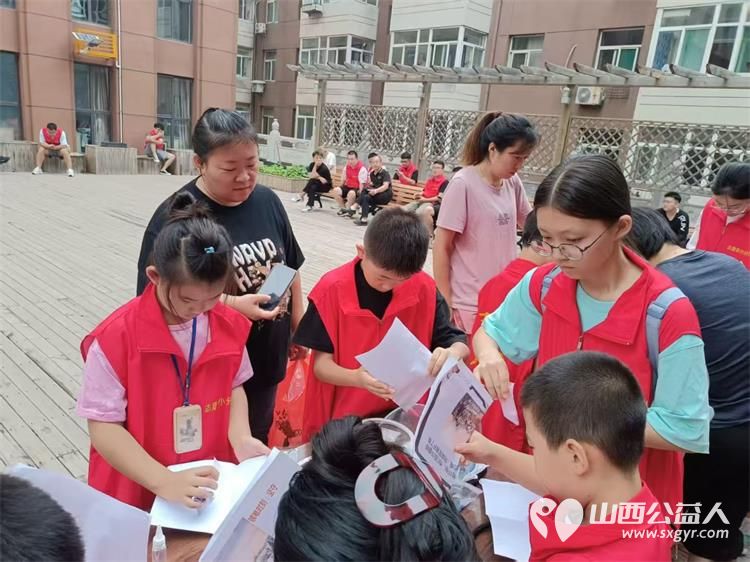 太原市志愿者小分队组织志愿者来到享堂新村老年公寓开展迎八一慰问老党员老红军活动给老人们包饺子赠送爱心礼物表演节目 - 第43张