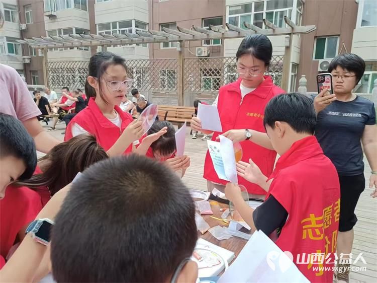 太原市志愿者小分队组织志愿者来到享堂新村老年公寓开展迎八一慰问老党员老红军活动给老人们包饺子赠送爱心礼物表演节目 - 第45张