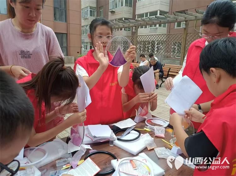 太原市志愿者小分队组织志愿者来到享堂新村老年公寓开展迎八一慰问老党员老红军活动给老人们包饺子赠送爱心礼物表演节目 - 第44张