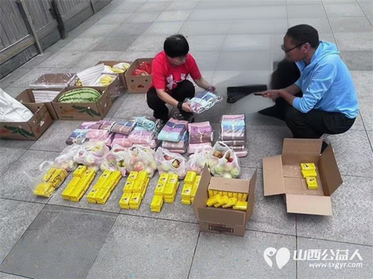 太原市志愿者小分队组织志愿者来到享堂新村老年公寓开展迎八一慰问老党员老红军活动给老人们包饺子赠送爱心礼物表演节目 - 第42张