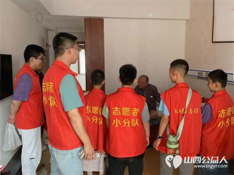 太原市志愿者小分队组织志愿者来到享堂新村老年公寓开展迎八一慰问老党员老红军活动给老人们包饺子赠送爱心礼物表演节目 - 第38张