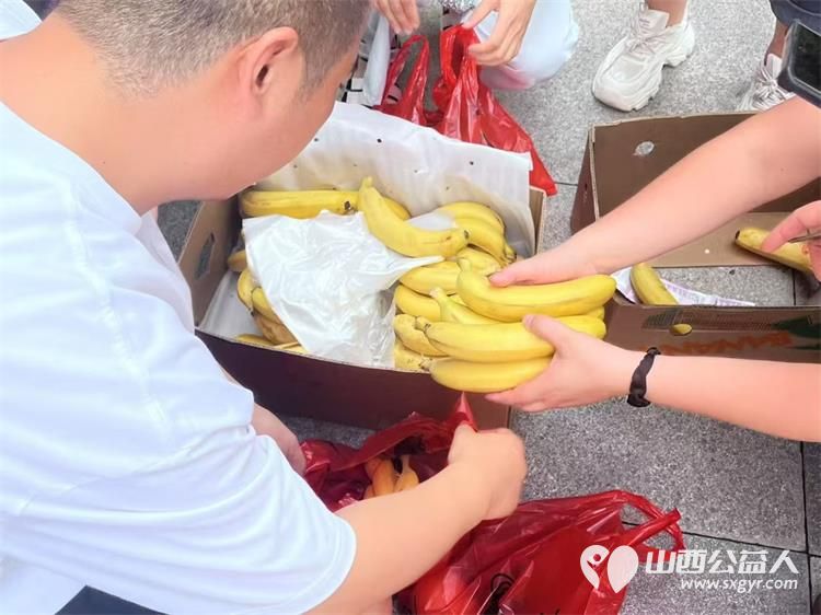 太原市志愿者小分队组织志愿者来到享堂新村老年公寓开展迎八一慰问老党员老红军活动给老人们包饺子赠送爱心礼物表演节目 - 第41张