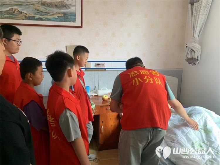 太原市志愿者小分队组织志愿者来到享堂新村老年公寓开展迎八一慰问老党员老红军活动给老人们包饺子赠送爱心礼物表演节目 - 第37张