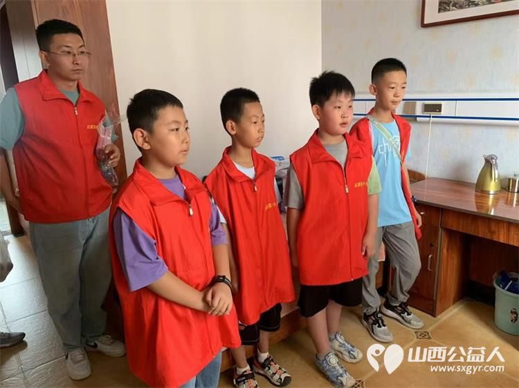 太原市志愿者小分队组织志愿者来到享堂新村老年公寓开展迎八一慰问老党员老红军活动给老人们包饺子赠送爱心礼物表演节目 - 第36张