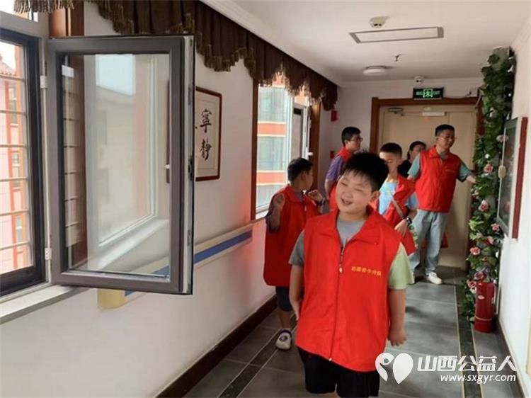 太原市志愿者小分队组织志愿者来到享堂新村老年公寓开展迎八一慰问老党员老红军活动给老人们包饺子赠送爱心礼物表演节目 - 第40张