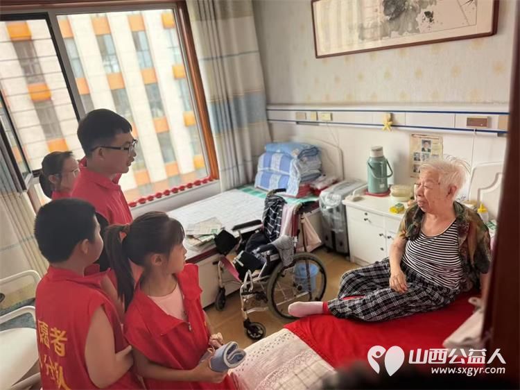 太原市志愿者小分队组织志愿者来到享堂新村老年公寓开展迎八一慰问老党员老红军活动给老人们包饺子赠送爱心礼物表演节目 - 第35张