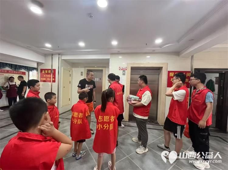 太原市志愿者小分队组织志愿者来到享堂新村老年公寓开展迎八一慰问老党员老红军活动给老人们包饺子赠送爱心礼物表演节目 - 第34张