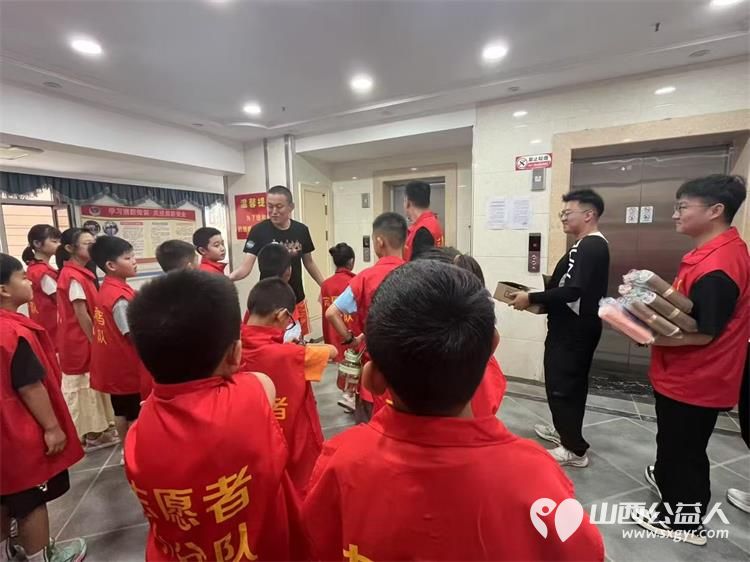 太原市志愿者小分队组织志愿者来到享堂新村老年公寓开展迎八一慰问老党员老红军活动给老人们包饺子赠送爱心礼物表演节目 - 第39张