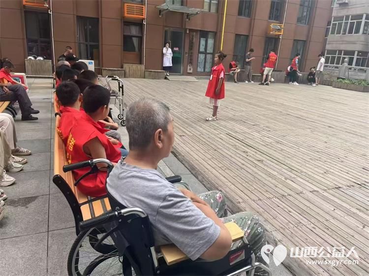 太原市志愿者小分队组织志愿者来到享堂新村老年公寓开展迎八一慰问老党员老红军活动给老人们包饺子赠送爱心礼物表演节目 - 第30张