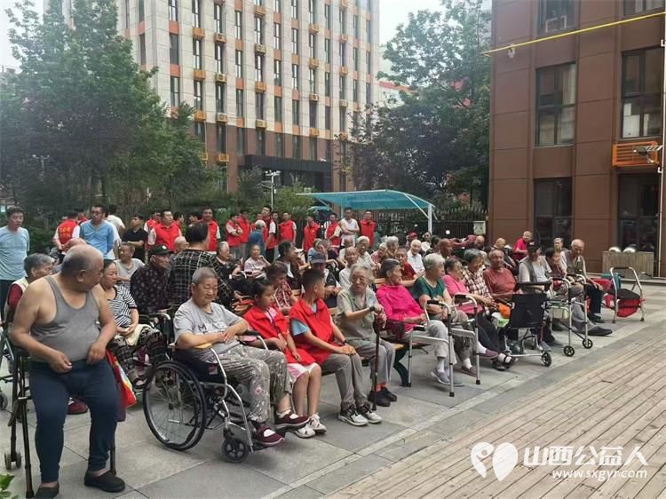 太原市志愿者小分队组织志愿者来到享堂新村老年公寓开展迎八一慰问老党员老红军活动给老人们包饺子赠送爱心礼物表演节目 - 第32张
