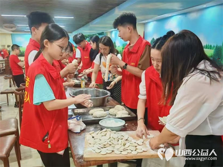 太原市志愿者小分队组织志愿者来到享堂新村老年公寓开展迎八一慰问老党员老红军活动给老人们包饺子赠送爱心礼物表演节目 - 第25张