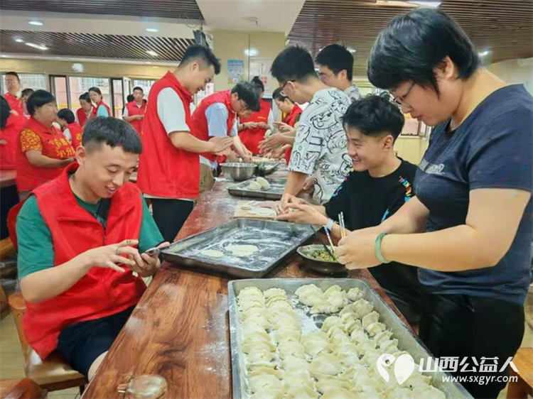 太原市志愿者小分队组织志愿者来到享堂新村老年公寓开展迎八一慰问老党员老红军活动给老人们包饺子赠送爱心礼物表演节目 - 第24张