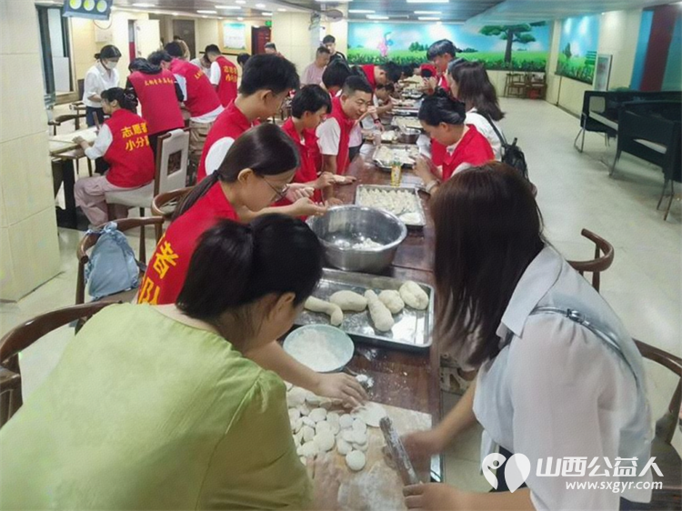 太原市志愿者小分队组织志愿者来到享堂新村老年公寓开展迎八一慰问老党员老红军活动给老人们包饺子赠送爱心礼物表演节目 - 第22张