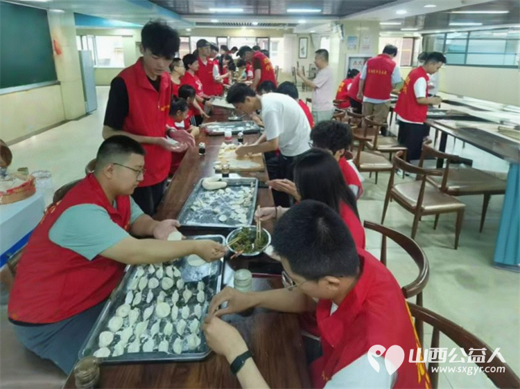 太原市志愿者小分队组织志愿者来到享堂新村老年公寓开展迎八一慰问老党员老红军活动给老人们包饺子赠送爱心礼物表演节目 - 第23张