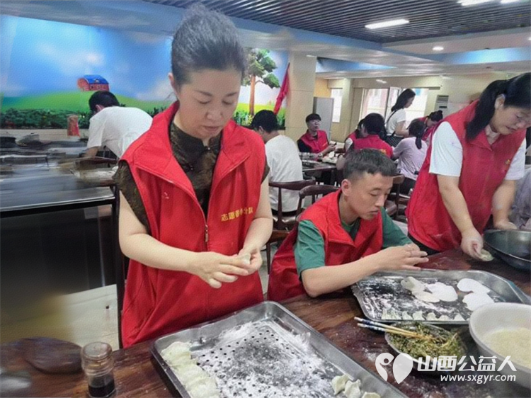 太原市志愿者小分队组织志愿者来到享堂新村老年公寓开展迎八一慰问老党员老红军活动给老人们包饺子赠送爱心礼物表演节目 - 第13张